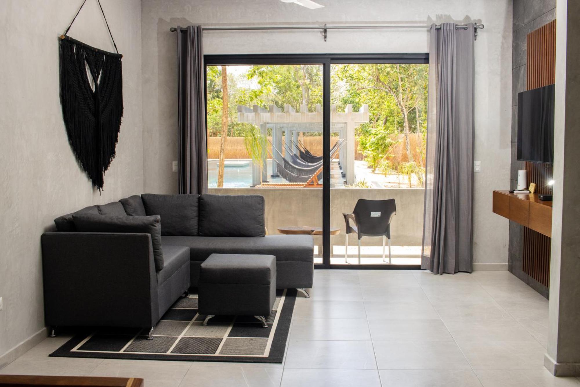 Hotel Casa Tortuga Tulum - Cenotes Park Inclusive מראה חיצוני תמונה A living room with a hammock