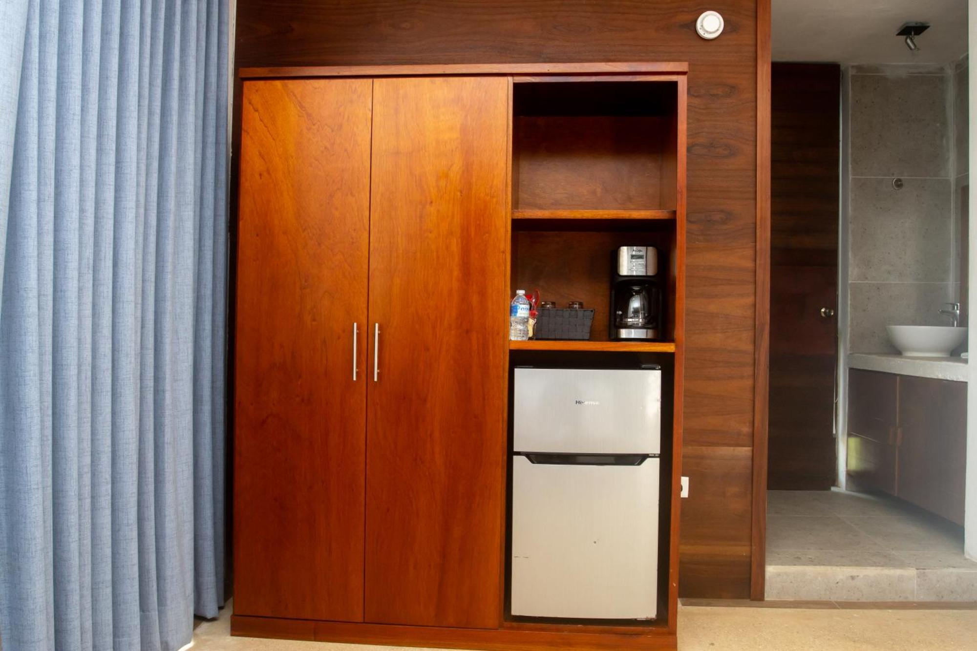 Hotel Casa Tortuga Tulum - Cenotes Park Inclusive מראה חיצוני תמונה A hotel room with a mini-refrigerator