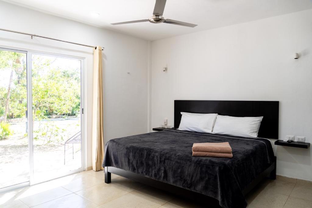 Hotel Casa Tortuga Tulum - Cenotes Park Inclusive מראה חיצוני תמונה A bedroom with a ceiling fan